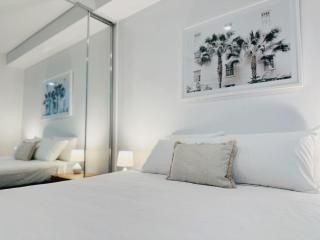 Toowong Cozy 2B2B Retreat with Balcony and Parking - 4