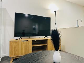 Toowong Cozy 2B2B Retreat with Balcony and Parking - 1