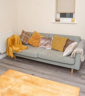 Quiet Yellow Rest House Sleeps 7 - 5