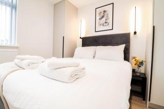 The Eden Suite - 1BR Chic Apt with Luxe Shower, Smart TV & Free Secure Parking in Central High Wycombe HP13, Sleeps 3 - 9