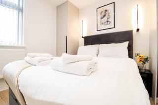 The Eden Suite - 1BR Chic Apt with Luxe Shower, Smart TV & Free Secure Parking in Central High Wycombe HP13, Sleeps 3 - 7