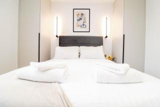 The Eden Suite - 1BR Chic Apt with Luxe Shower, Smart TV & Free Secure Parking in Central High Wycombe HP13, Sleeps 3 - 2