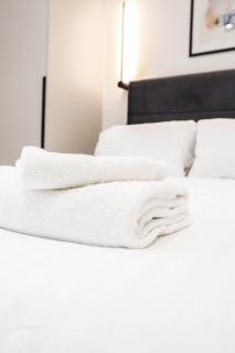 The Eden Suite - 1BR Chic Apt with Luxe Shower, Smart TV & Free Secure Parking in Central High Wycombe HP13, Sleeps 3 - 3