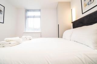 The Eden Suite - 1BR Chic Apt with Luxe Shower, Smart TV & Free Secure Parking in Central High Wycombe HP13, Sleeps 3 - 1
