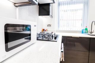 The Eden Suite - 1BR Chic Apt with Luxe Shower, Smart TV & Free Secure Parking in Central High Wycombe HP13, Sleeps 3 - 6
