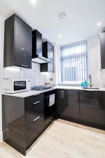 The Eden Suite - 1BR Chic Apt with Luxe Shower, Smart TV & Free Secure Parking in Central High Wycombe HP13, Sleeps 3 - 4