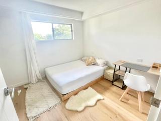 Bedroom with Ensuite Near Train Station and Airport - 0