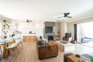 Spacious 4-Bedroom Coastal Haven with Sea Views - 9