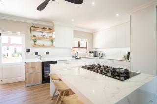 Spacious 4-Bedroom Coastal Haven with Sea Views - 8