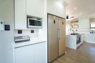 Spacious 4-Bedroom Coastal Haven with Sea Views - 7