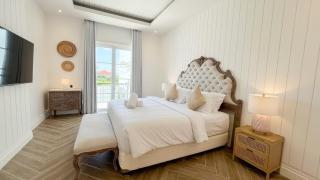 Chic & Spacious 4BR Luxury Villa with Pool - 4
