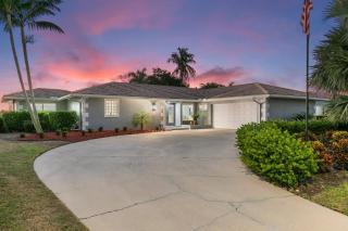 Stunning Lakefront Retreat - Pool - Hot Tub - 7