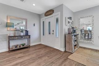 Inviting Lakeview Home l Pool l Close to Beaches - 7