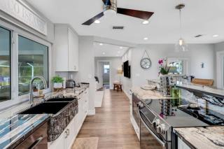 Inviting Lakeview Home l Pool l Close to Beaches - 1