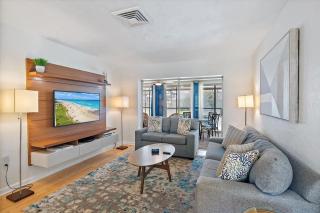 Tropical 3BD 2BTH Poolside Retreat Near Beaches - 4