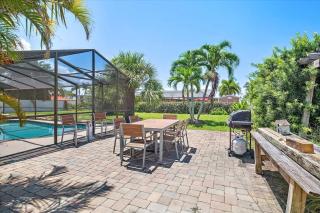 Tropical 3BD 2BTH Poolside Retreat Near Beaches - 2