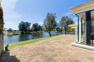 Waterfront Getaway in Sussex - 4