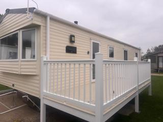 Lovely Caravan At Broadland Sands Holiday Park Nearby Lowestoft Ref 20161Bs - 0