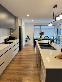 Green Hill Views - Family Home close to Hobart - 4bed, 2bath - 9