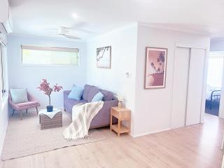 Poolside Paradise 5BR Family Haven with pool 1 Morane Ct - 3