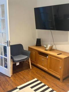 3-Bedroom Home with Conservatory Abbey Wood, London - 9