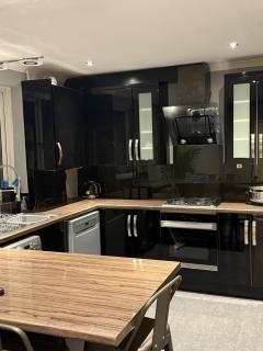 3-Bedroom Home with Conservatory Abbey Wood, London - 8