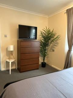 3-Bedroom Home with Conservatory Abbey Wood, London - 5