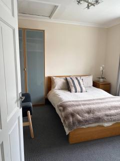 3-Bedroom Home with Conservatory Abbey Wood, London - 4