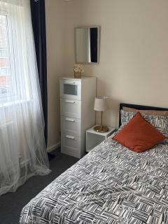 3-Bedroom Home with Conservatory Abbey Wood, London - 1