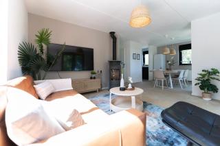 Family Villa With Garden & Lake Access - 1