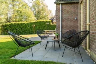 Family Villa With Garden & Lake Access - 2