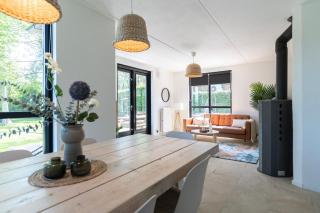 Family Villa With Garden & Lake Access - 4