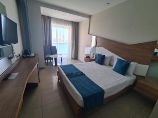 Water's Edge Hotel - 9