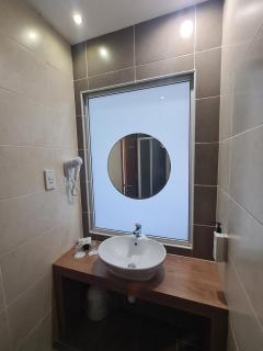 Water's Edge Hotel - 7