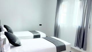 Magnifique maison famiiale moderne spacieuse de 150 m Avec de 3 chambres ,confortables et d un grand salon et terrasse, Idealement situee a 9 min du centre-ville elle se trouve à proximite de la route principale menant a l aeroport Berkane et Saidia - 6