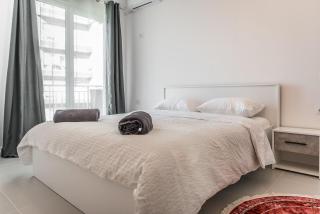 Central & Natural Light 2Bdr Private Parking - 3