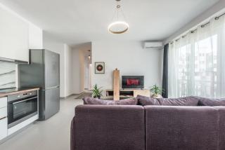 Central & Natural Light 2Bdr Private Parking - 2