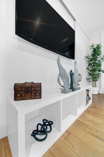 Stylish 2-Bed Apartment in Greenwich - Near Cutty Sark River Thames Market & 02 Arena - 9