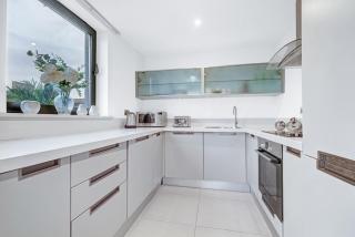 Stylish 2-Bed Apartment in Greenwich - Near Cutty Sark River Thames Market & 02 Arena - 2