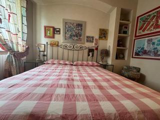 All'ingresso delle antiche mura della città - 1