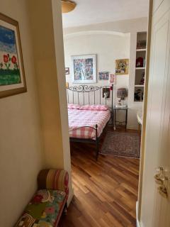 All'ingresso delle antiche mura della città - 2