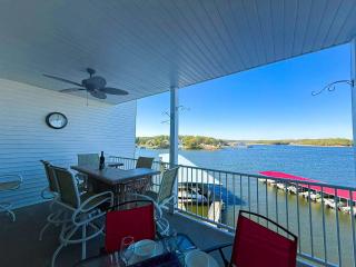 LAKEFRONT DOG DAYS CONDO 3BED2BATHDECKPOOL-8pp - 9
