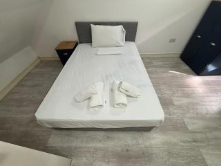 Modern and Spacious Home CITY CENTRE location and FREE parking - 1