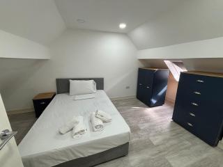 Modern and Spacious Home CITY CENTRE location and FREE parking - 3