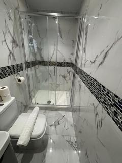 Modern and Spacious Home CITY CENTRE location and FREE parking - 5