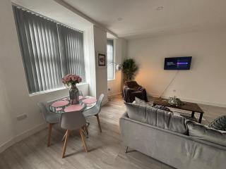 Modern and Spacious Home CITY CENTRE location and FREE parking - 8