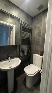 Sleeps 6, 1st Floor 2 bed and Bath Flat, with Parking & Games - 6