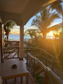 Kobe's Beachfront Haven - 8