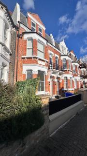 Deluxe Suite w PS5, Balcony, Netflix, Sleeps 6, ideal for relocators and professionals - 9