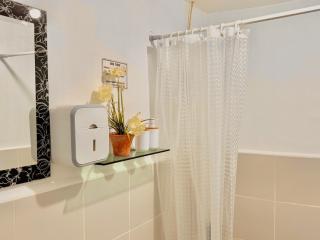 Attractive studio with Luxury bed Good for 1-4pax High speed WiFi with Netflix Free Pool & Parking - 8